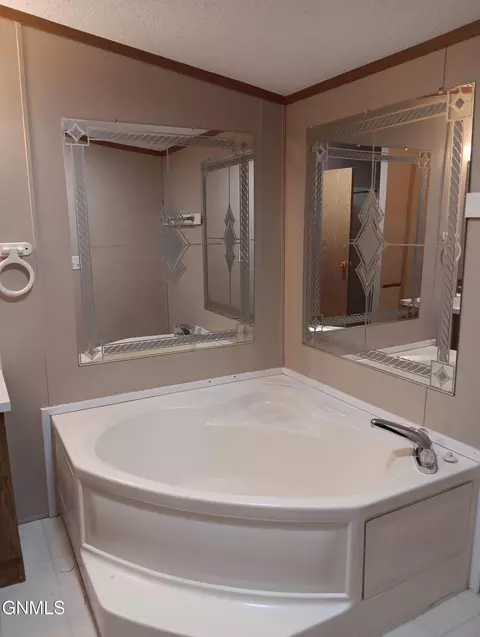 240 G St, Dickinson, ND 58601 photo 13