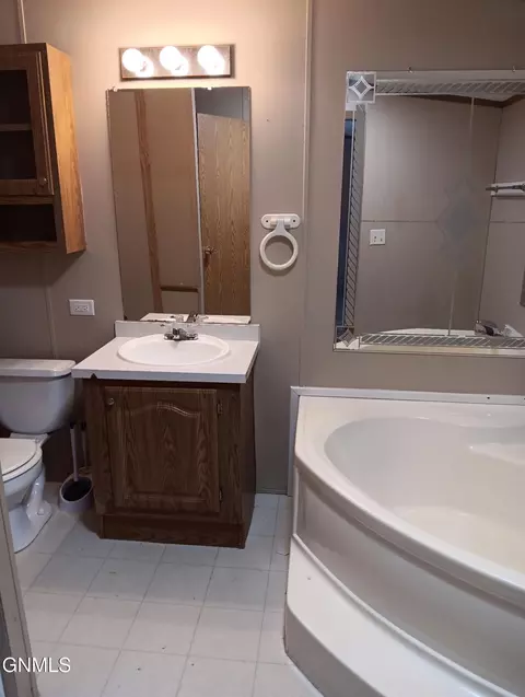 240 G St, Dickinson, ND 58601 photo 14