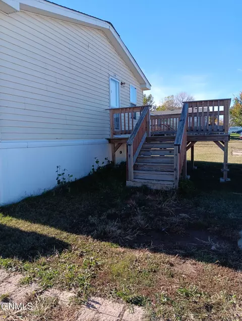 240 G St, Dickinson, ND 58601 photo 3