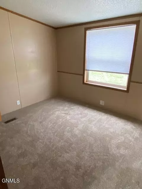 240 G St, Dickinson, ND 58601 photo 23