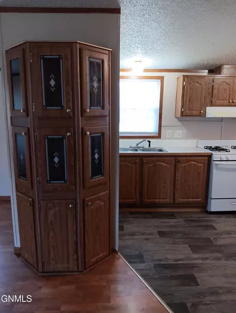 240 G St, Dickinson, ND 58601 photo 15