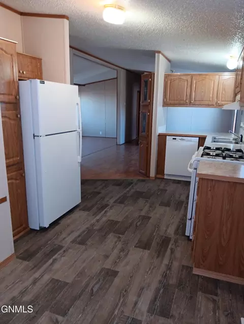 240 G St, Dickinson, ND 58601 photo 7
