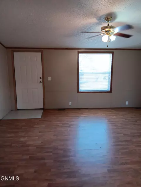 240 G St, Dickinson, ND 58601 photo 5