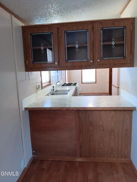 240 G St, Dickinson, ND 58601 photo 16