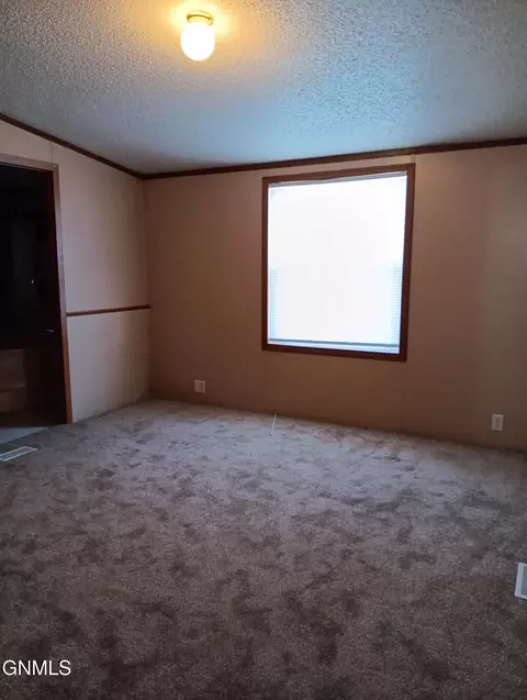 240 G St, Dickinson, ND 58601 photo 9