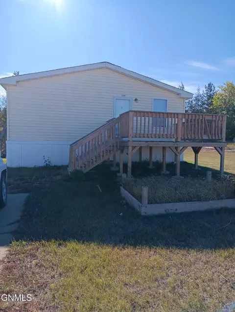 240 G St, Dickinson, ND 58601 photo 2