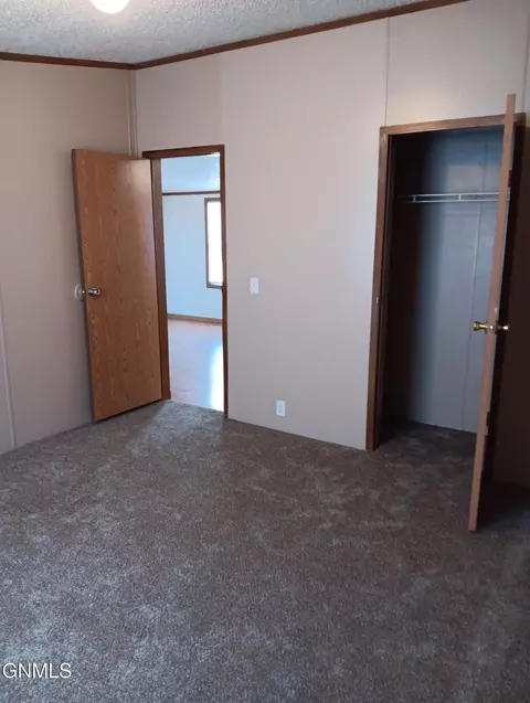 240 G St, Dickinson, ND 58601 photo 11