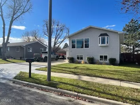 2313 9th Ave E, Williston, ND 58801 photo 3