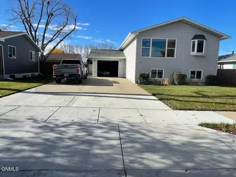 2313 9th Ave E, Williston, ND 58801 photo 2
