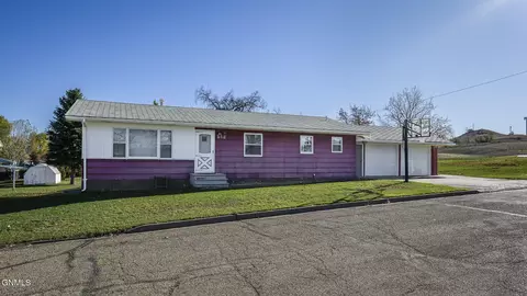 414 3rd St S, Glen Ullin, ND 58631