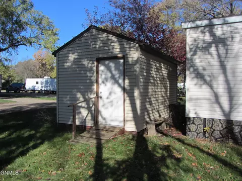 5700 Main St E, Bismarck, ND 58504 photo 2
