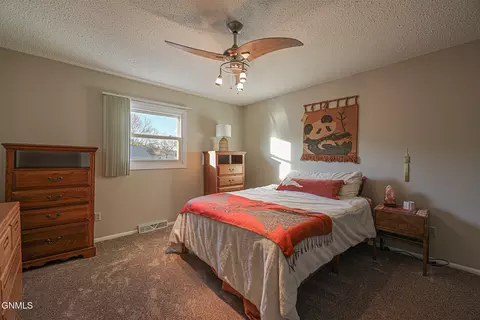 Bedroom - 515 Marilyn Dr NW, Mandan, ND 58554 photo 5 of 6