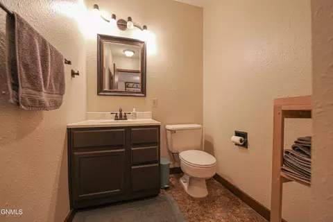 Bath - 515 Marilyn Dr NW, Mandan, ND 58554 photo 7 of 8