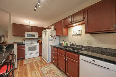Kitchen - 515 Marilyn Dr NW, Mandan, ND 58554 photo 4 of 5