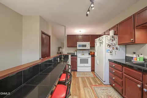 Kitchen - 515 Marilyn Dr NW, Mandan, ND 58554 photo 5 of 5