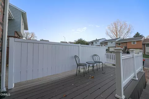 Exterior - 515 Marilyn Dr NW, Mandan, ND 58554 photo 9 of 11