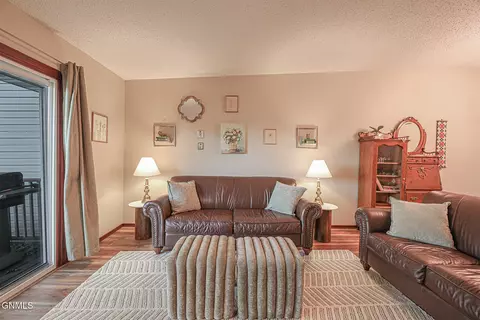 Living - 515 Marilyn Dr NW, Mandan, ND 58554 photo 3 of 4