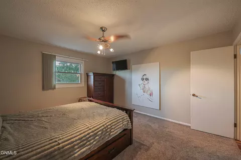 Bedroom - 515 Marilyn Dr NW, Mandan, ND 58554 photo 2 of 6