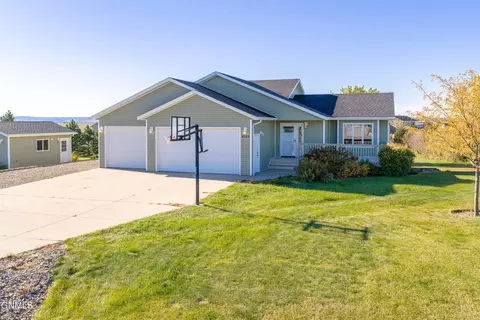 6125 Mercedes Pt, Bismarck, ND 58504
