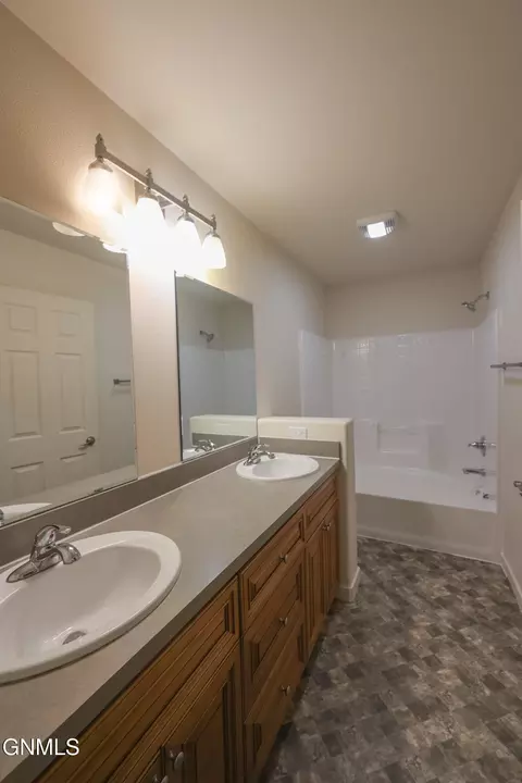 Bath - 2812 28th St W, Williston, ND 58801 photo 4 of 6