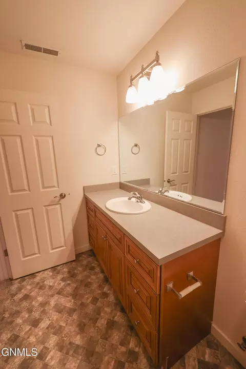 Bath - 2812 28th St W, Williston, ND 58801 photo 5 of 6