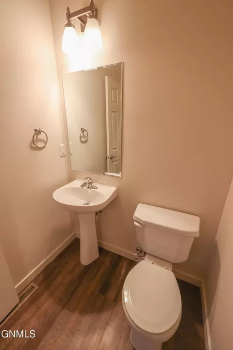 Bath - 2812 28th St W, Williston, ND 58801 photo 1 of 6