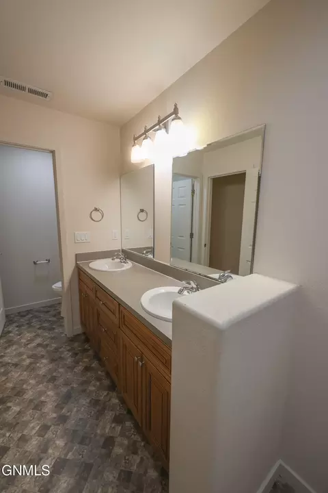 Bath - 2812 28th St W, Williston, ND 58801 photo 2 of 6