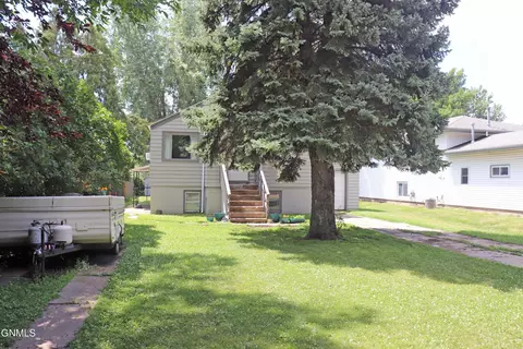 Exterior - 1013 Jefferson Ave, Bismarck, ND 58504 photo 6 of 7