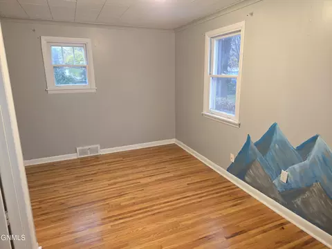 Bedroom - 1013 Jefferson Ave, Bismarck, ND 58504 photo 16 of 20
