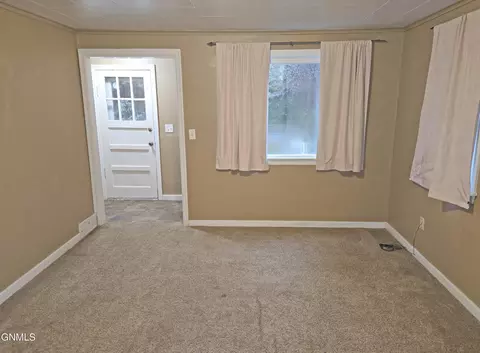Living - 1013 Jefferson Ave, Bismarck, ND 58504 photo 7 of 10