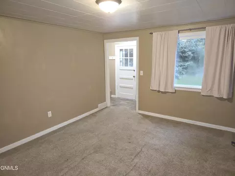 Living - 1013 Jefferson Ave, Bismarck, ND 58504 photo 8 of 10