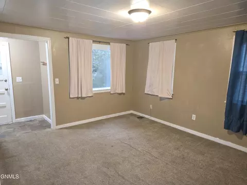 Living - 1013 Jefferson Ave, Bismarck, ND 58504 photo 9 of 10