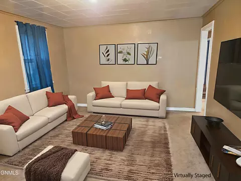 Living - 1013 Jefferson Ave, Bismarck, ND 58504 photo 4 of 10