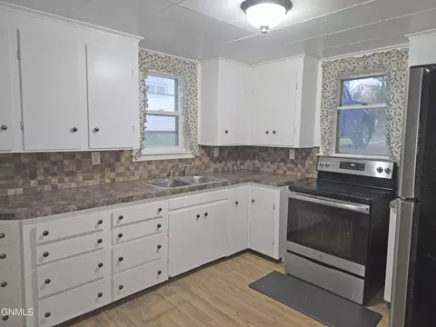 Kitchen - 1013 Jefferson Ave, Bismarck, ND 58504 photo 2 of 3