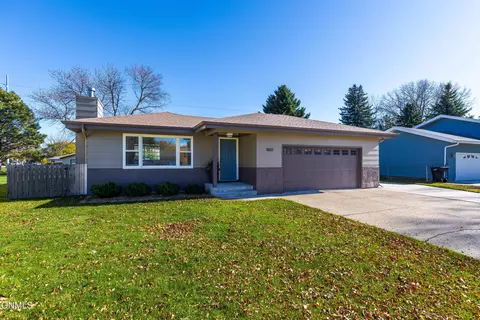 1603 Richmond Dr, Bismarck, ND 58504