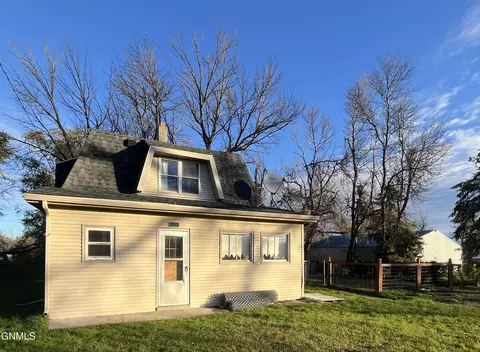 208 2nd St, Eckelson, ND 58481