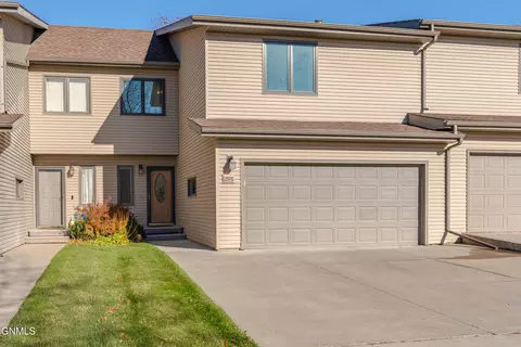 2976 Ontario Ln, Bismarck, ND 58503