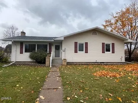 516 4th Ave SE, Jamestown, ND 58401