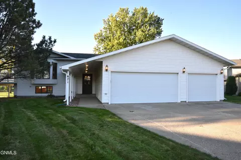 671 Macon Dr, Bismarck, ND 58504