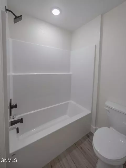 Bath - 503 46th St E, Williston, ND 58801 photo 7 of 7