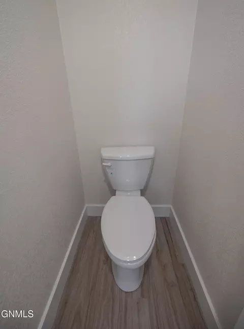 Bath - 503 46th St E, Williston, ND 58801 photo 3 of 7