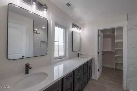 Bath - 503 46th St E, Williston, ND 58801 photo 1 of 7