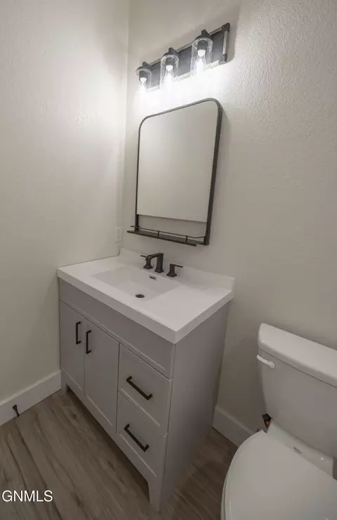Bath - 503 46th St E, Williston, ND 58801 photo 4 of 7