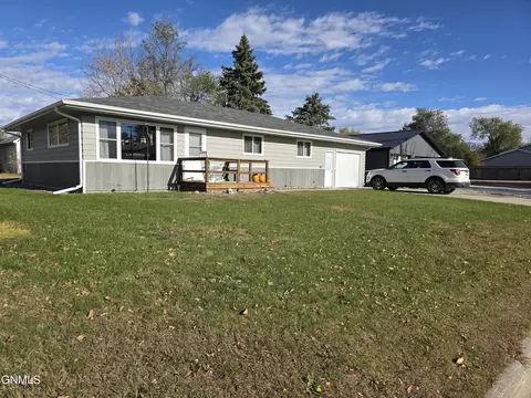 201 3rd St S, Ellendale, ND 58436