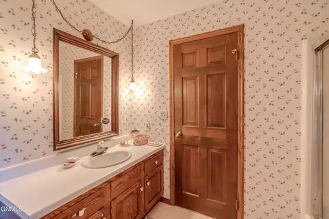 Bath - 324 N Brandon Loop, Bismarck, ND 58503 photo 9 of 10