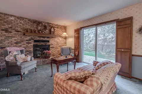 Living - 324 N Brandon Loop, Bismarck, ND 58503 photo 2 of 2