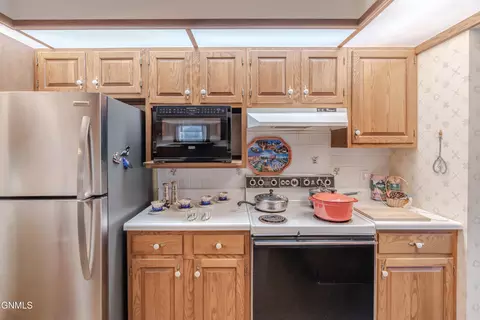 Kitchen - 324 N Brandon Loop, Bismarck, ND 58503 photo 5 of 7