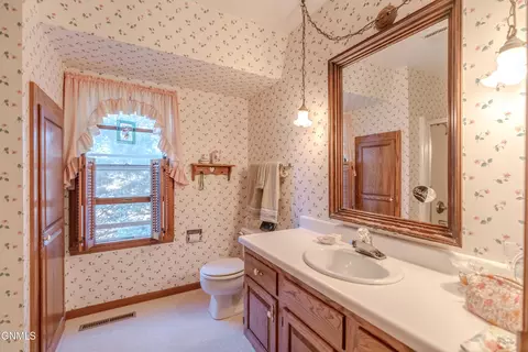 Bath - 324 N Brandon Loop, Bismarck, ND 58503 photo 7 of 10