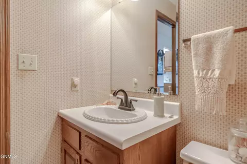 Bath - 324 N Brandon Loop, Bismarck, ND 58503 photo 2 of 10
