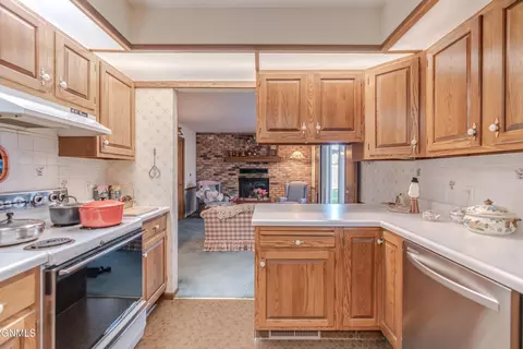Kitchen - 324 N Brandon Loop, Bismarck, ND 58503 photo 4 of 7